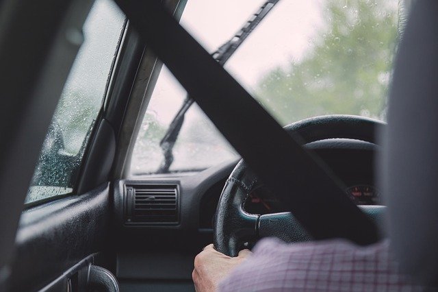Jak wybrać dobrą naukę jazdy aby zdać egzamin na prawo jazdy za pierwszym razem?