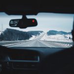 jak usunąć naklejkę z szyby samochodowej